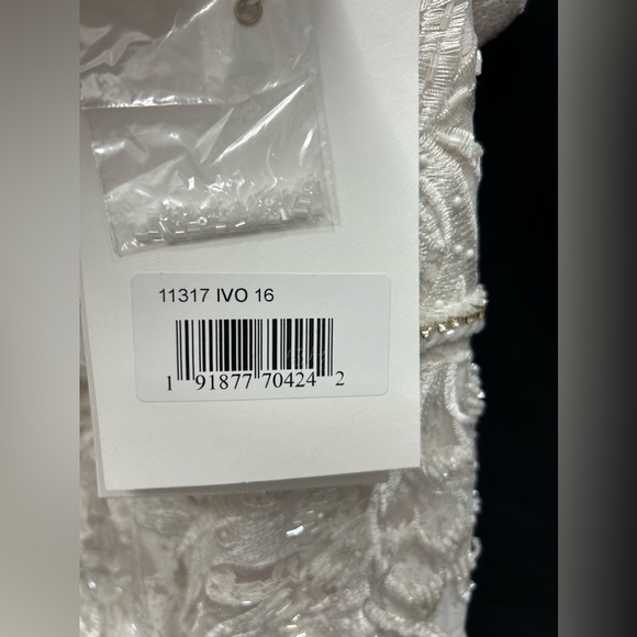 MAC DUGGAL 11317 NWT Lace Embellished Feathered One Shoulder Gown - Picture 6 of 9